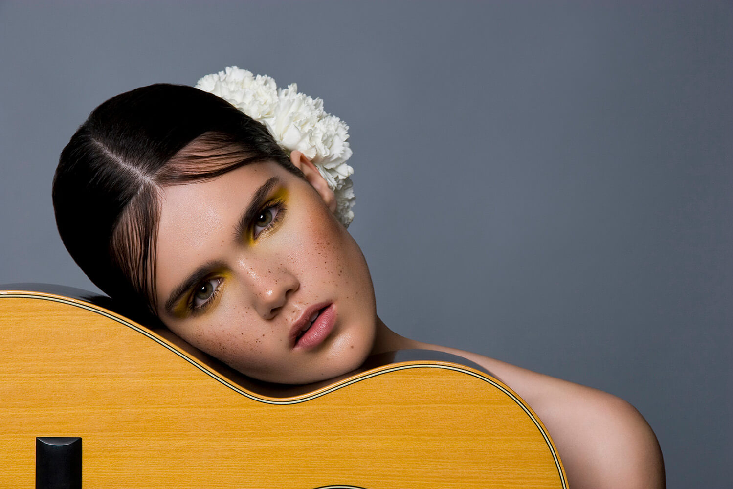 Angel-Ruiz-Ruiz-Editorial-Beauty-Spanish-Flower-flor-blanca-guitar-1499x1000