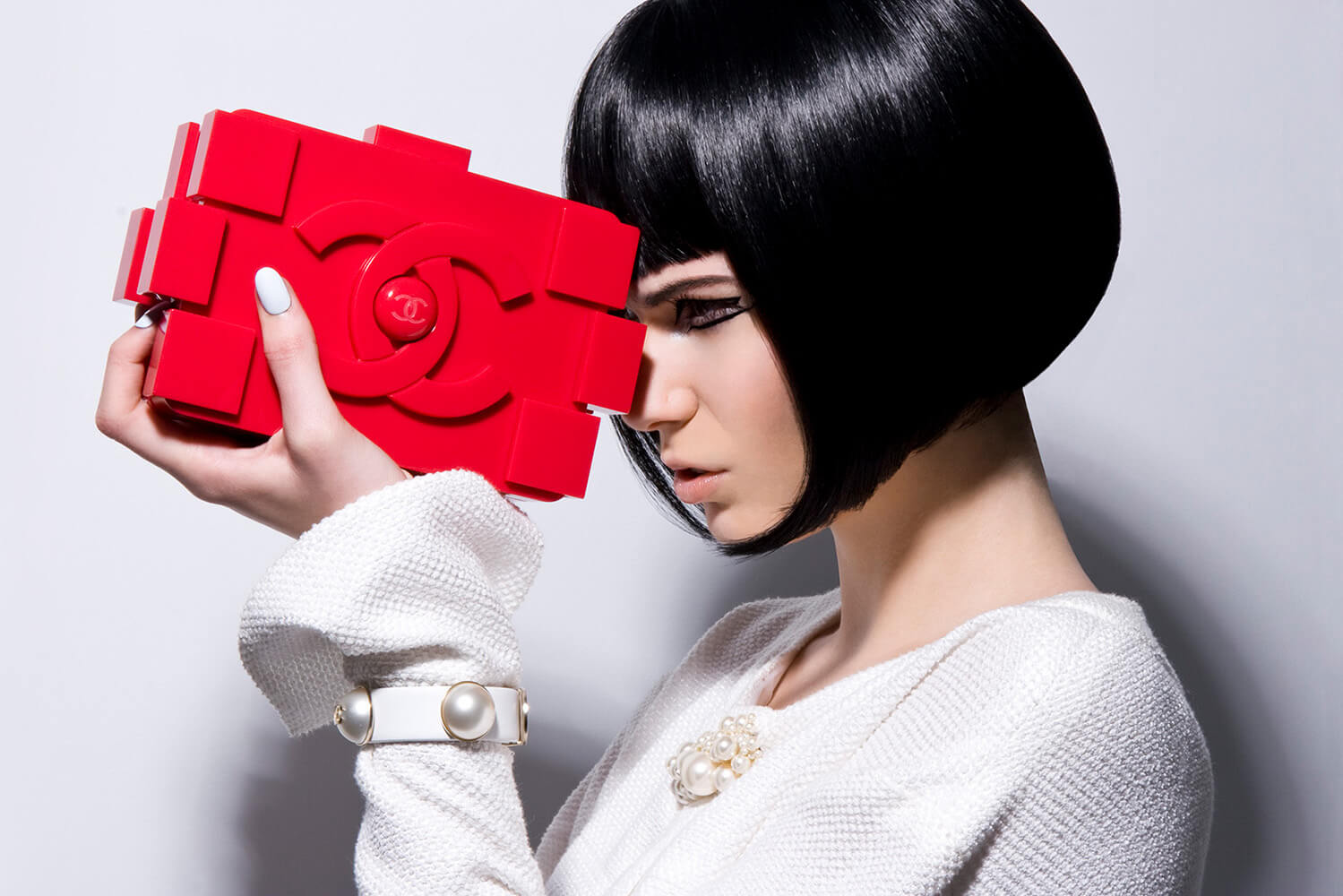 Angel-Ruiz-Ruiz-Fashion-Photographer-editorial-Chanel-Spring-Summer-2013-White-Dress-red-bag-1359x1000