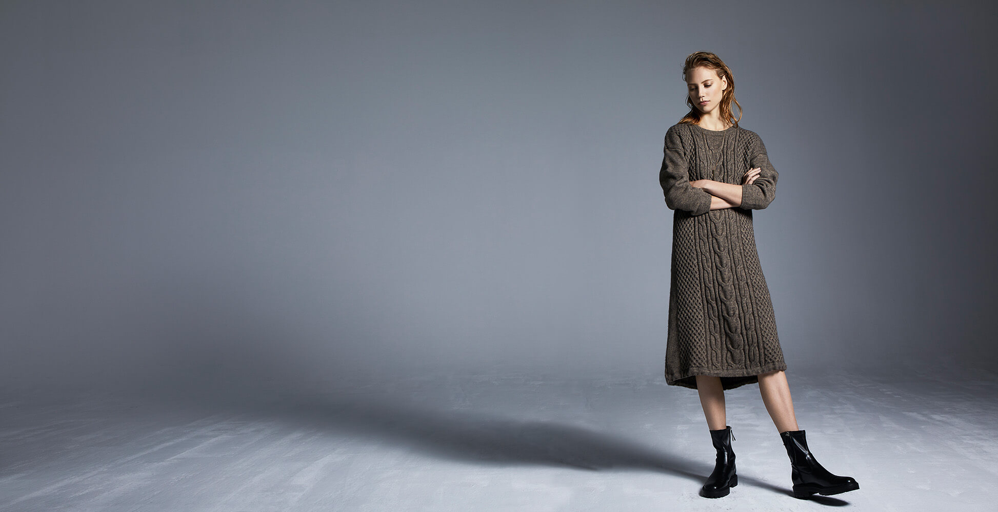 Angel-Ruiz-Ruiz-creative-Fashion-Photographer-Campaign-FW-2021-VAN-DOS-Knit-dress-brown-1946x1000
